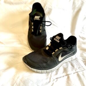 👟🌸GUC Nike Sneakers, black and white, size 10.5